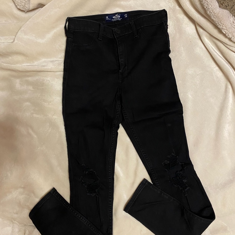 HOLLISTER RIPPED KNEES SKINNY JEANS